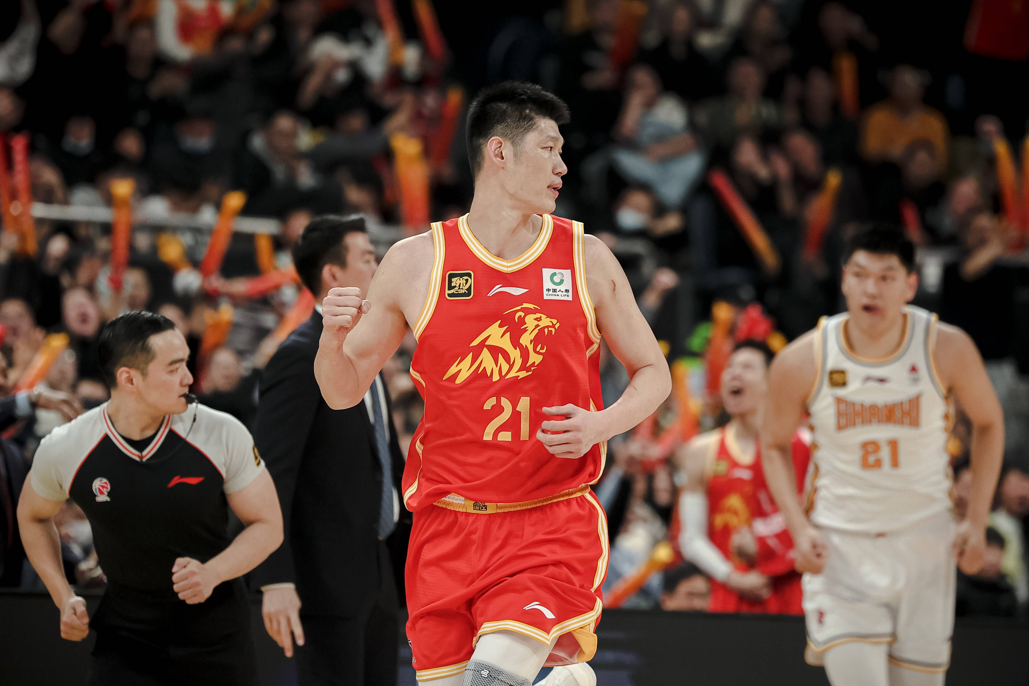 爱游戏-包含风云突变巴塞罗那今夜主帅复盘，CBA常规赛版图或变，话题不断，阵容厚度经受考验的词条