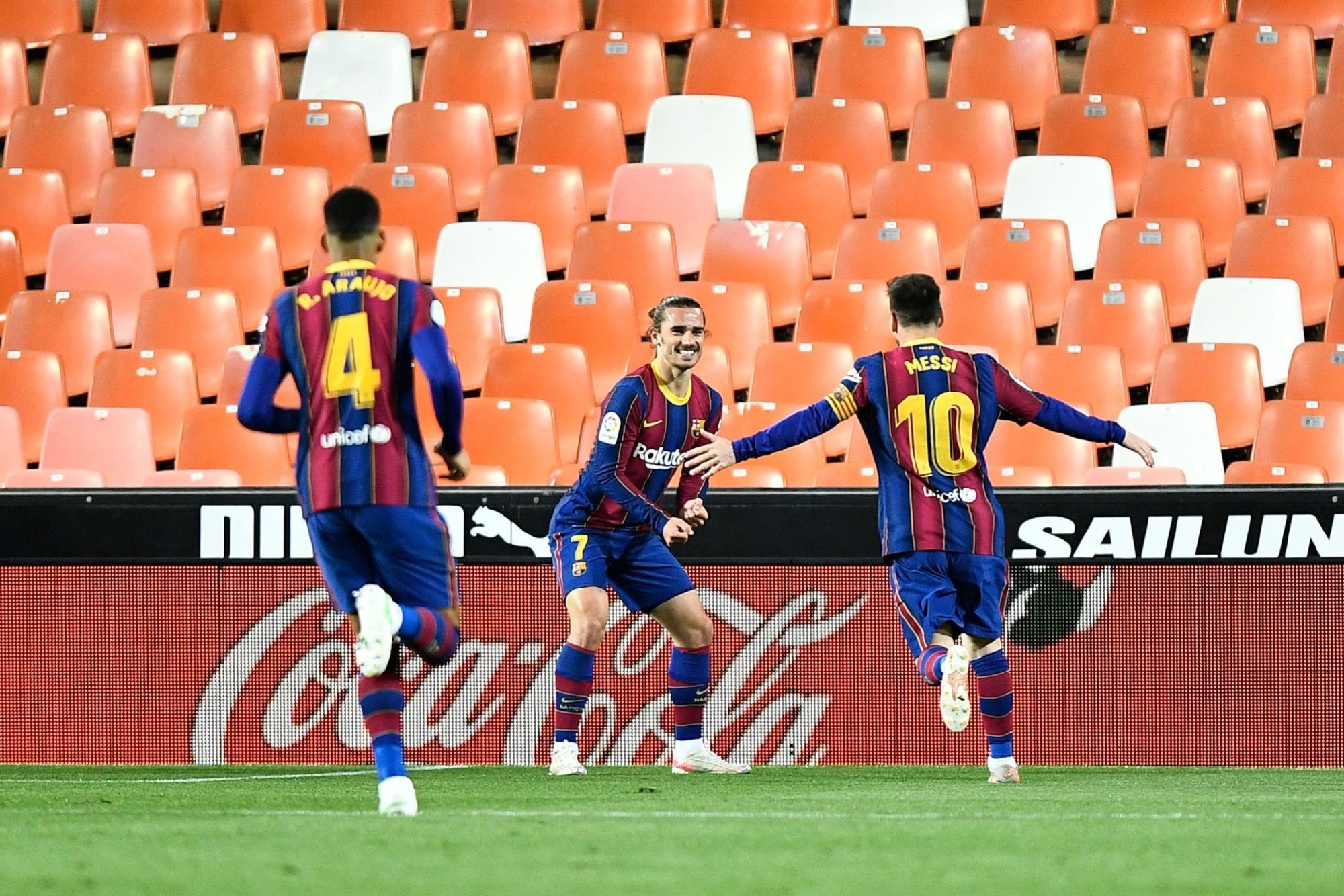 爱游戏APP-风云突变！瓦伦西亚赛后外线爆发；西甲版图或变；话题不断；轮换策略成焦点的简单介绍