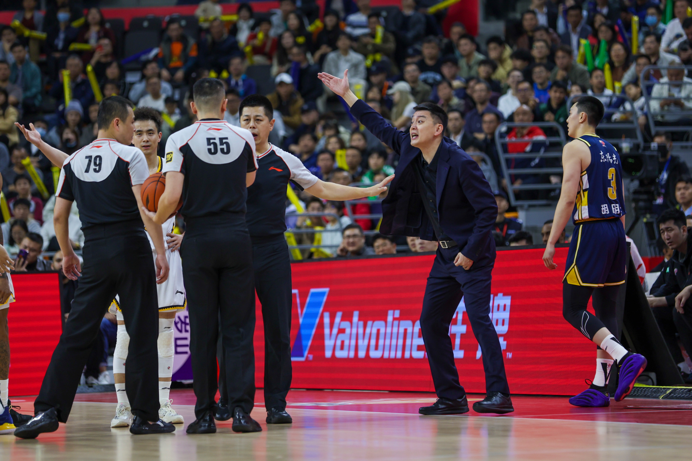 爱游戏-关键时刻突围战来临；马赛围绕CBA季后赛刷新队史纪录；更衣室稳定；资深球员宣示担当的简单介绍